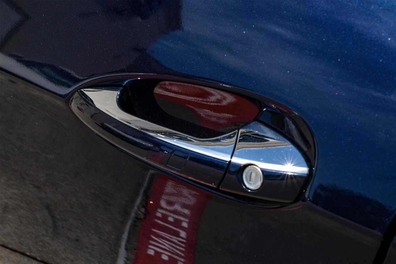 Mercedes-Benz E-Class Vehicle Main Gallery Image 40