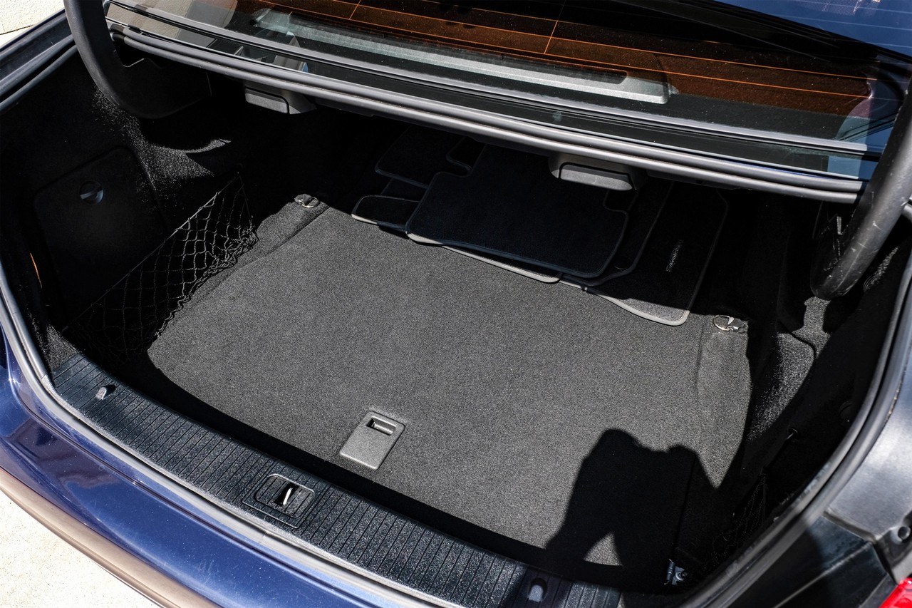 Mercedes-Benz E-Class Vehicle Main Gallery Image 44