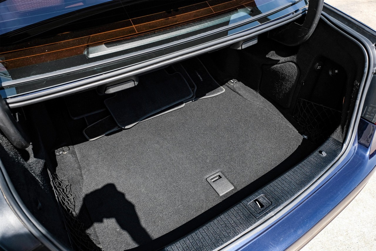 Mercedes-Benz E-Class Vehicle Main Gallery Image 45