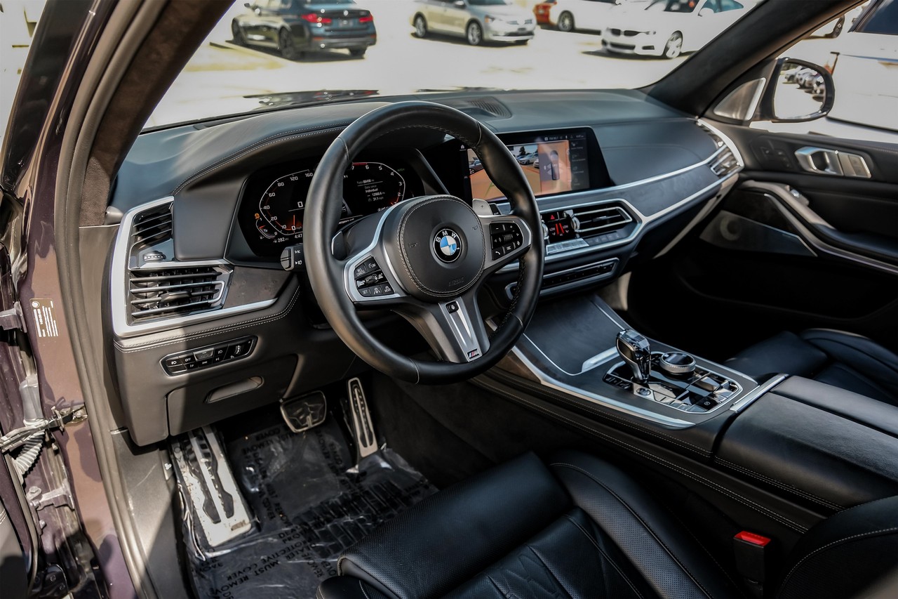 BMW X7 Vehicle Main Gallery Image 03