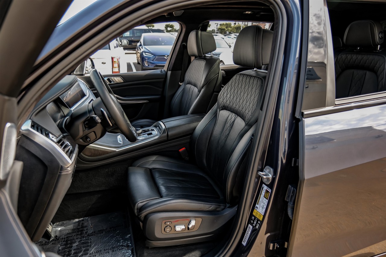 BMW X7 Vehicle Main Gallery Image 04