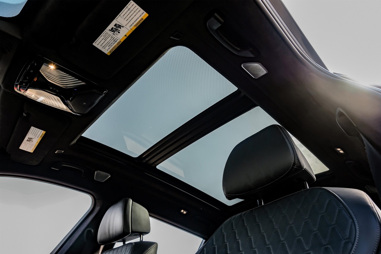 BMW X7 Vehicle Main Gallery Image 05