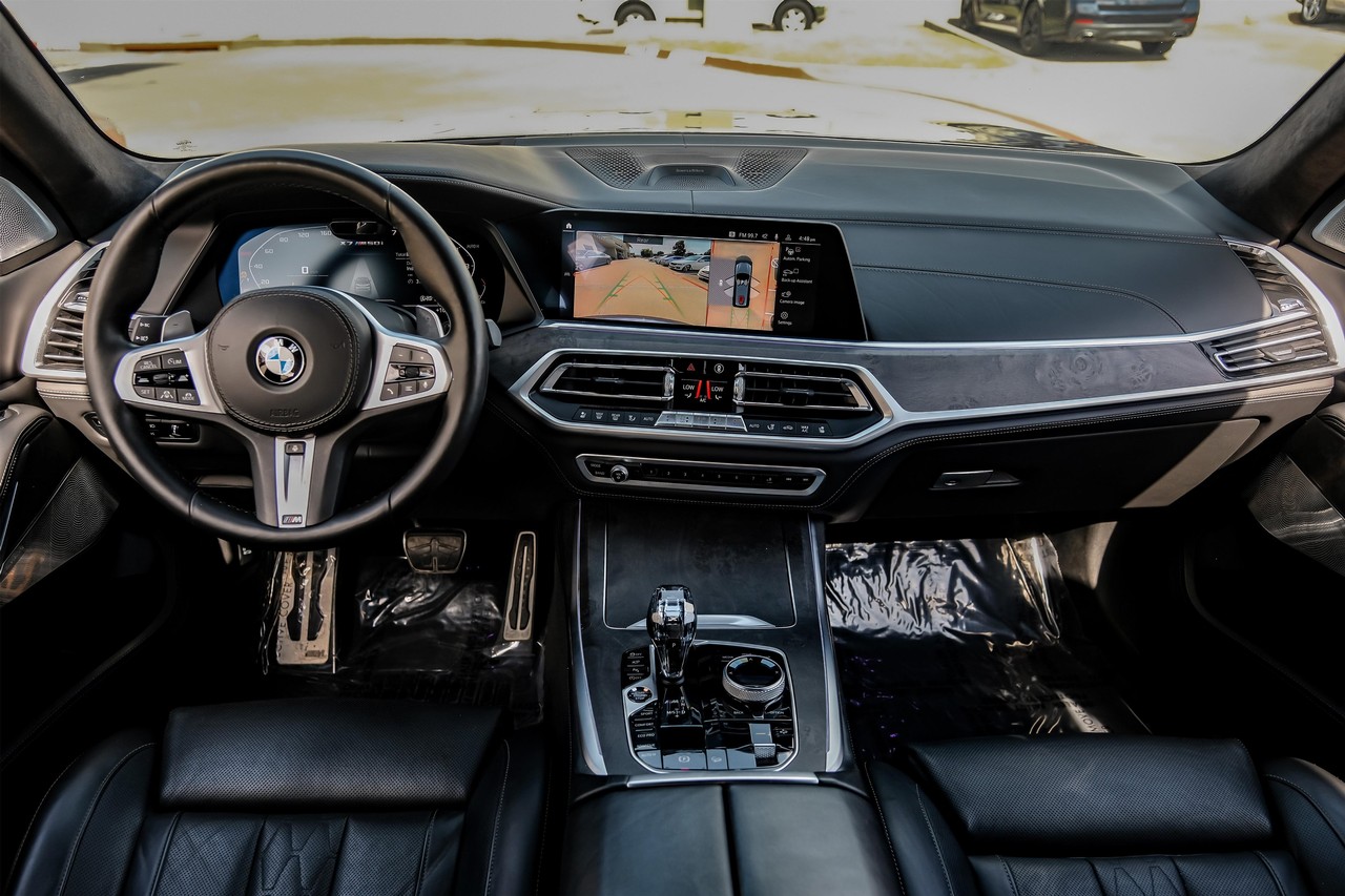 BMW X7 Vehicle Main Gallery Image 17