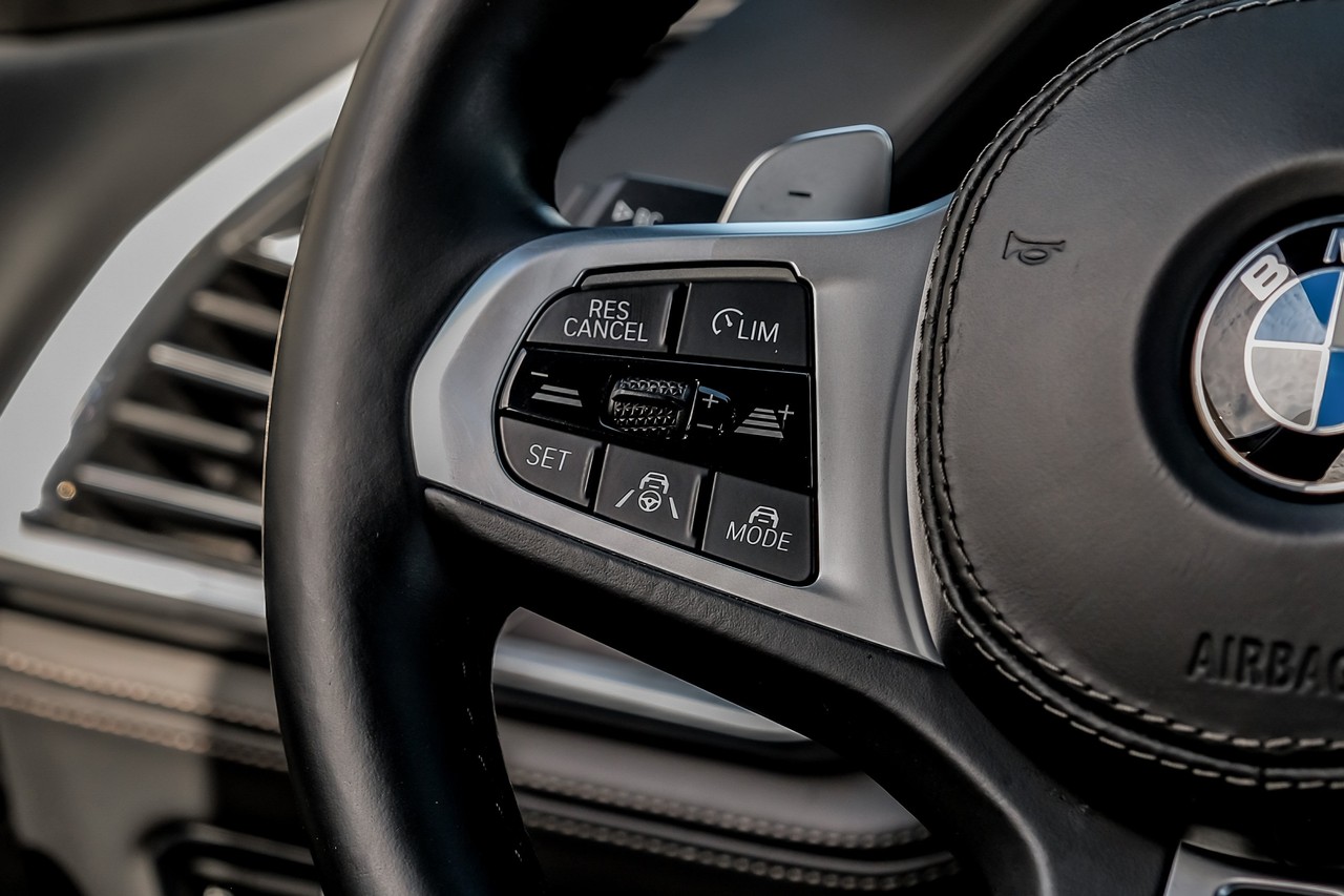 BMW X7 Vehicle Main Gallery Image 21