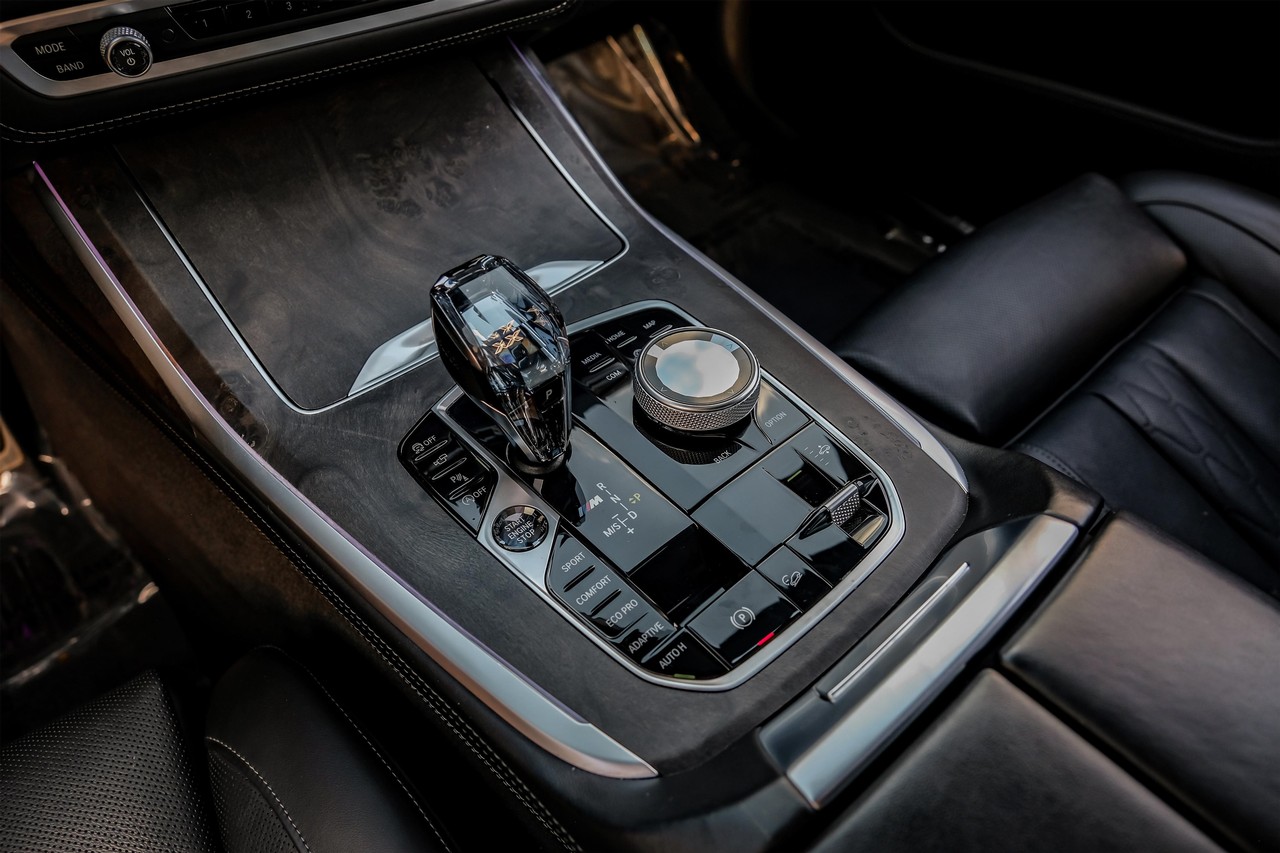 BMW X7 Vehicle Main Gallery Image 28