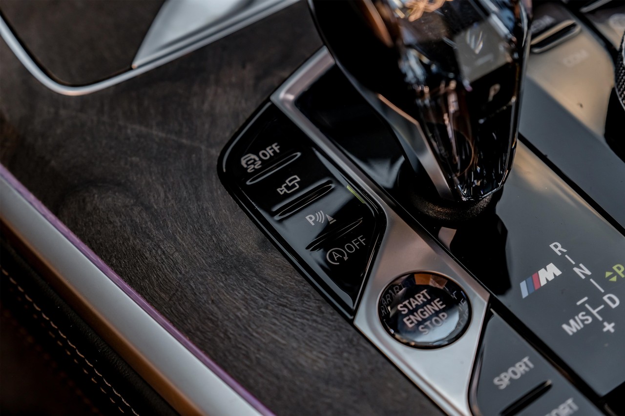 BMW X7 Vehicle Main Gallery Image 30