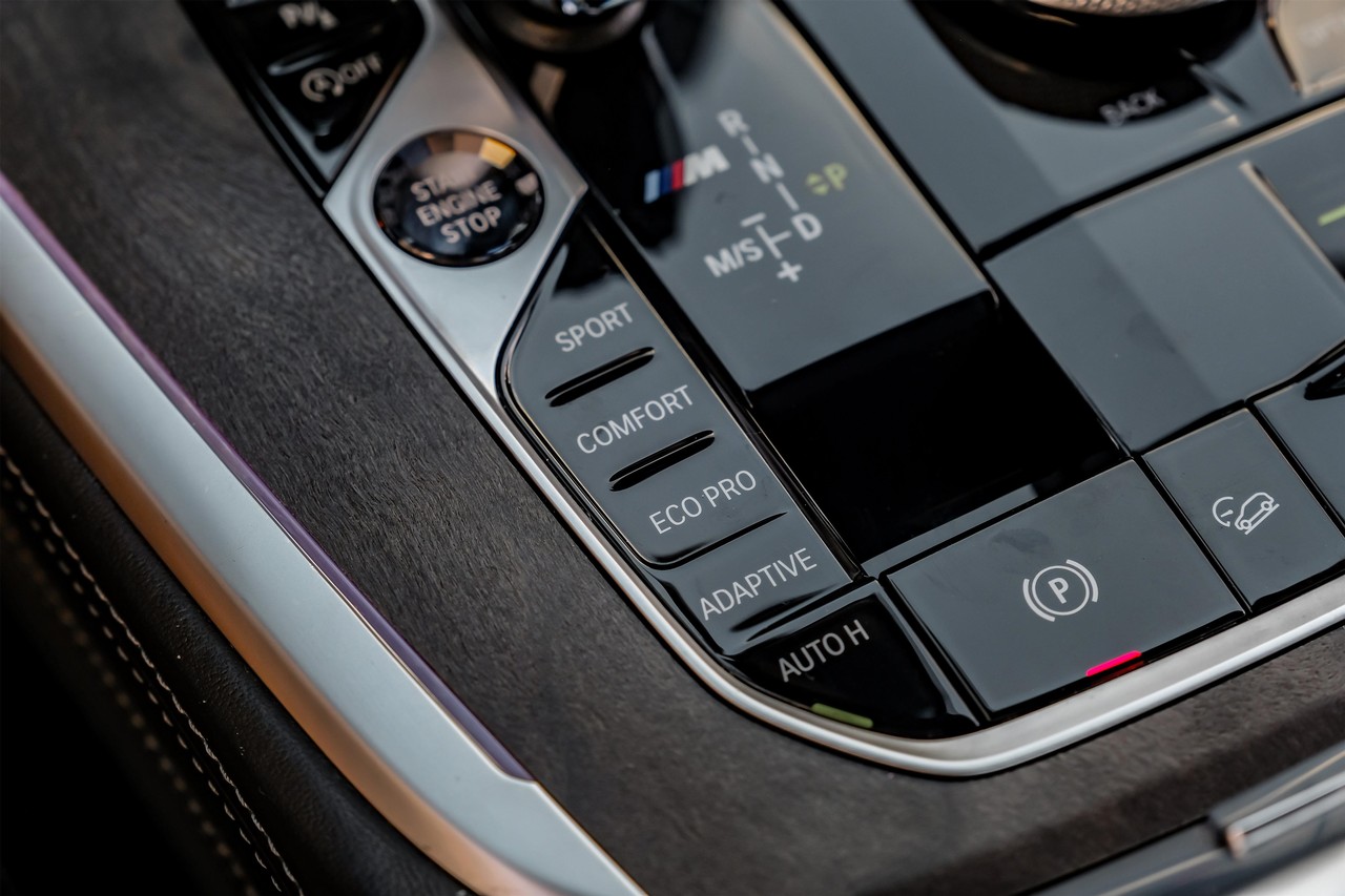 BMW X7 Vehicle Main Gallery Image 31