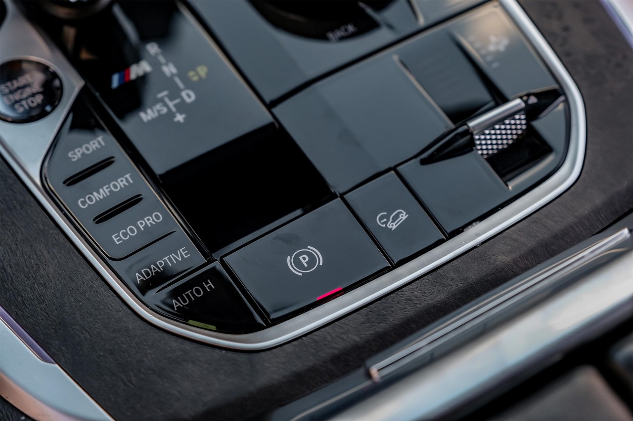 BMW X7 Vehicle Main Gallery Image 32