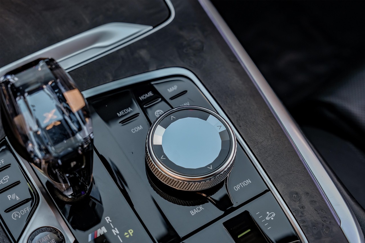 BMW X7 Vehicle Main Gallery Image 33