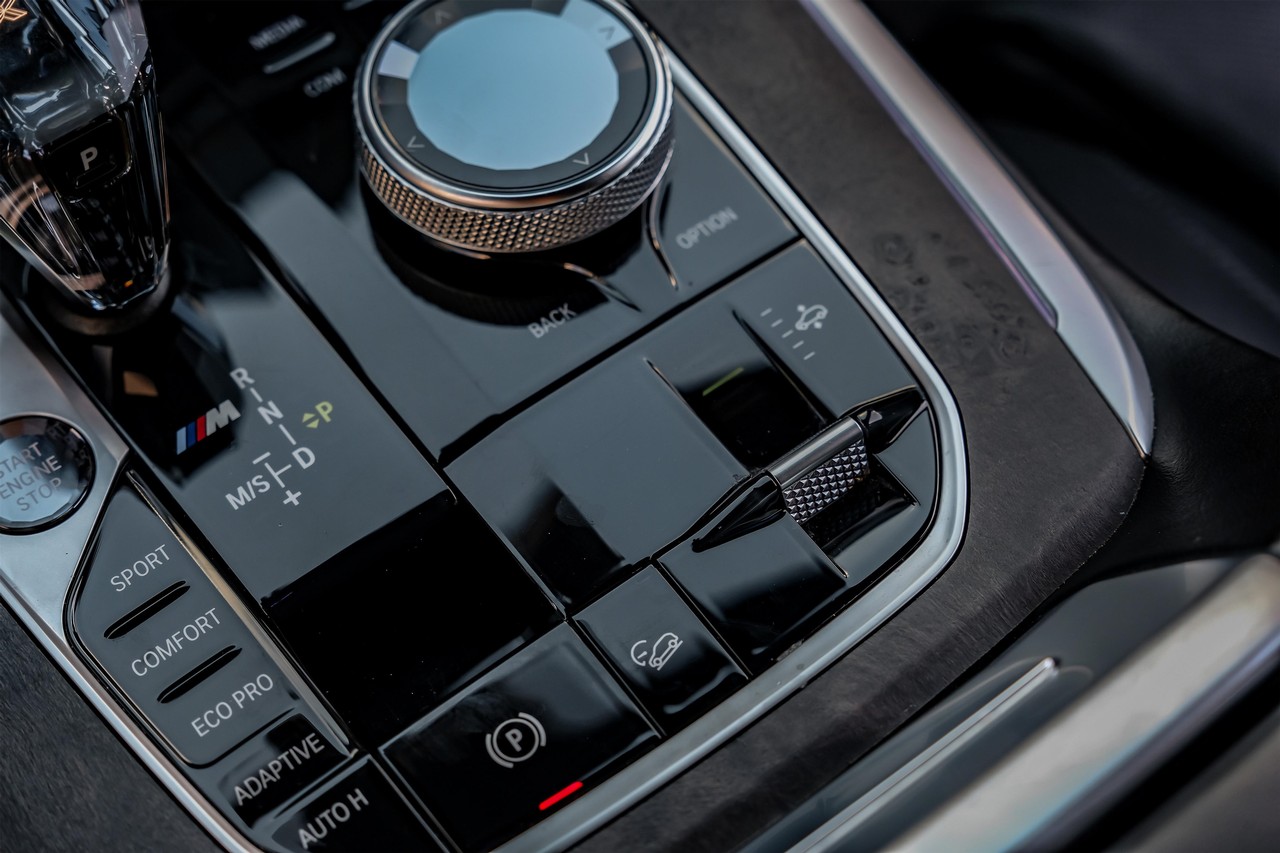 BMW X7 Vehicle Main Gallery Image 34