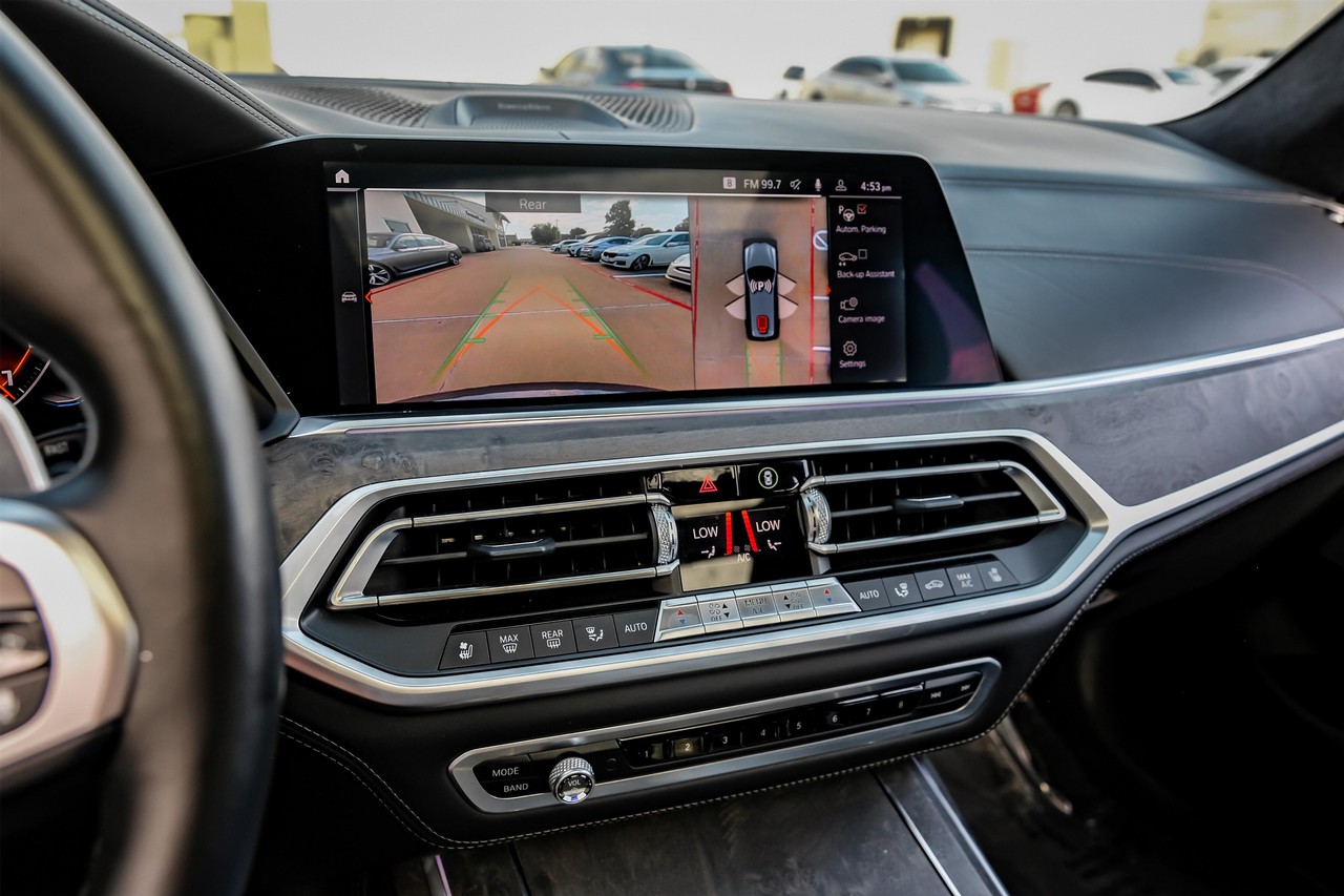 BMW X7 Vehicle Main Gallery Image 35