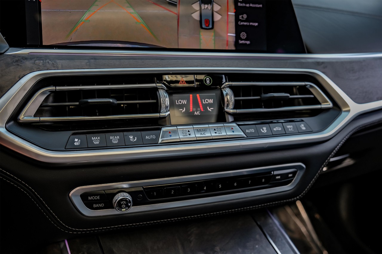 BMW X7 Vehicle Main Gallery Image 36