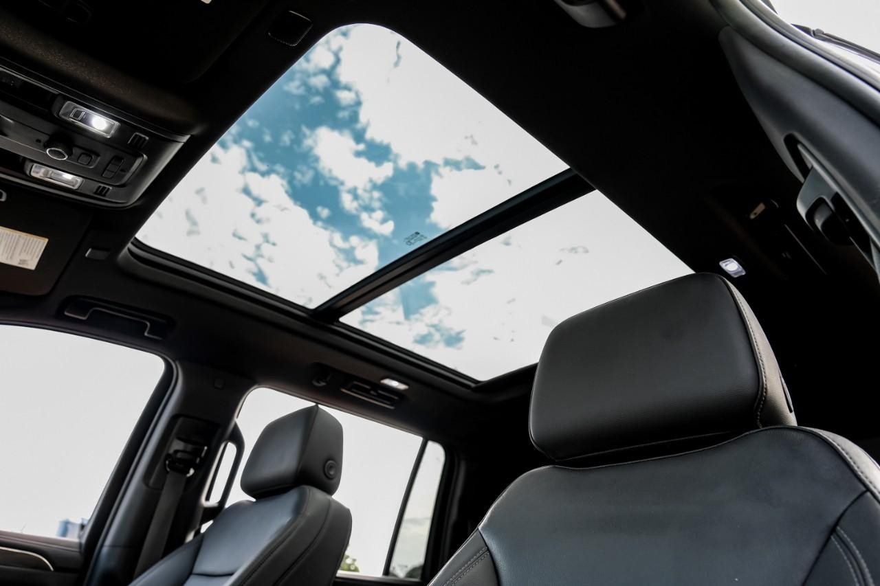 Chevrolet Suburban Vehicle Main Gallery Image 05