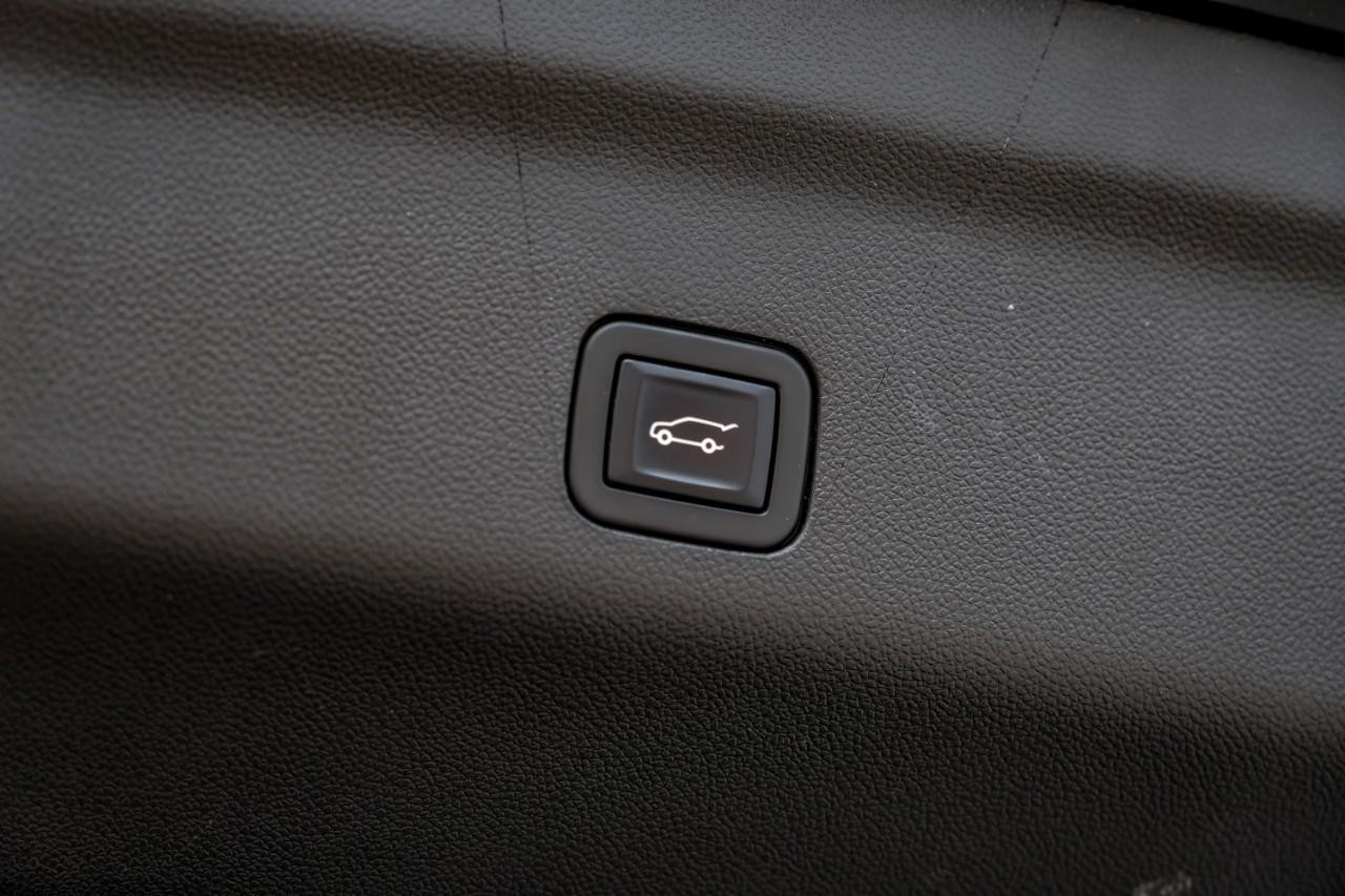 Chevrolet Suburban Vehicle Main Gallery Image 60