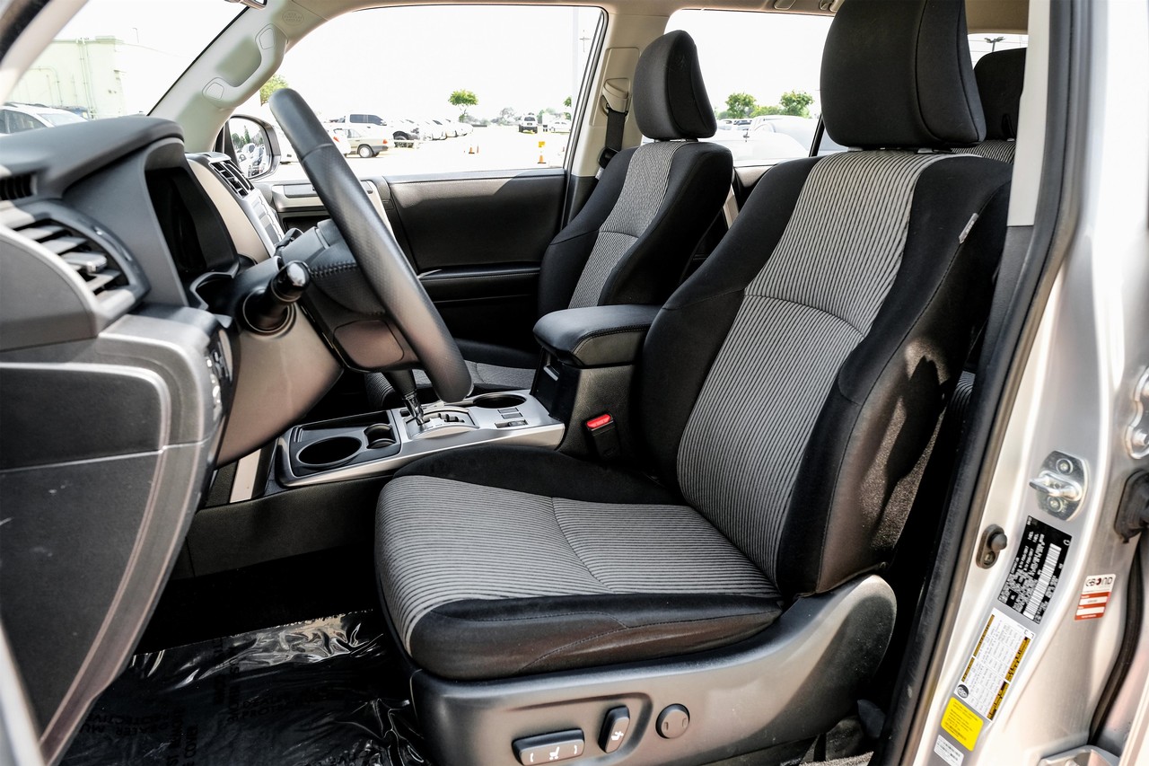 Toyota 4Runner Vehicle Main Gallery Image 04