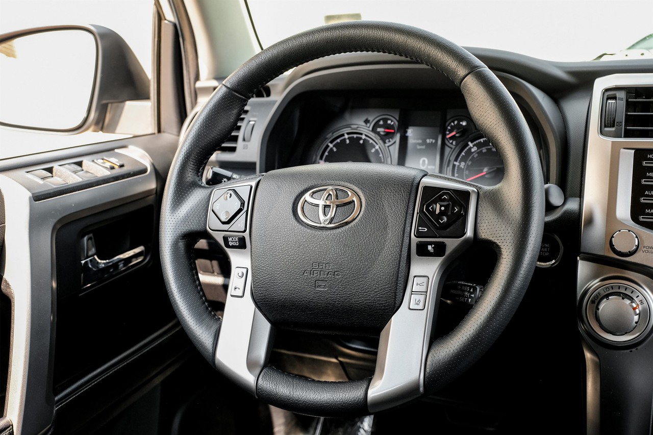 Toyota 4Runner Vehicle Main Gallery Image 16