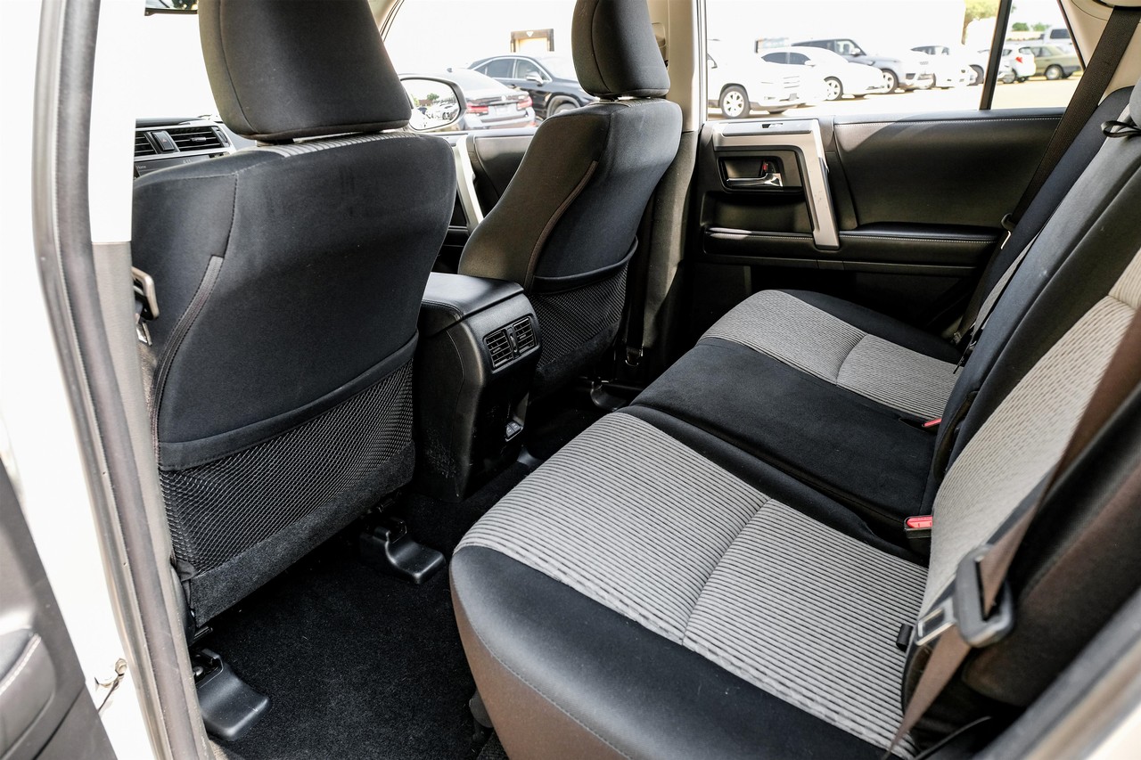 Toyota 4Runner Vehicle Main Gallery Image 35