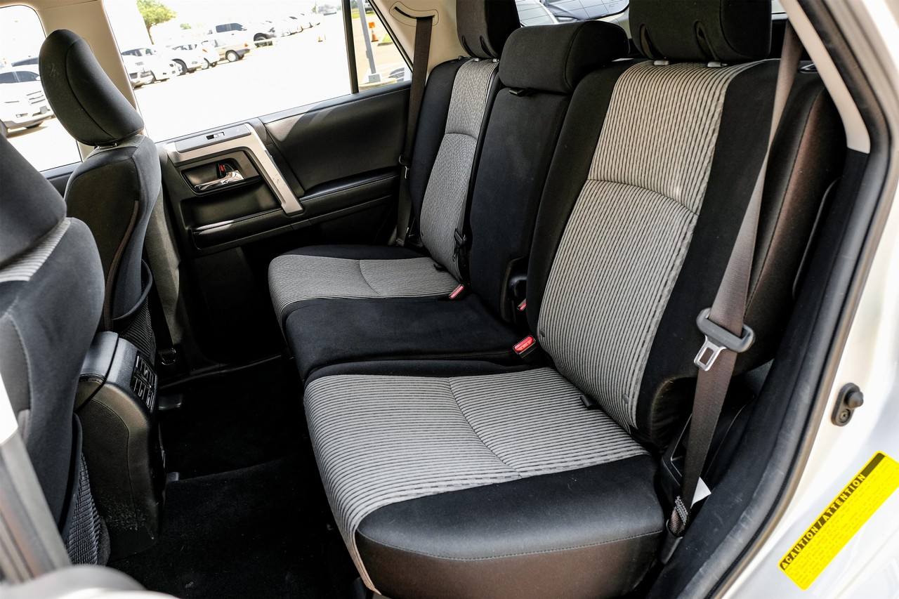 Toyota 4Runner Vehicle Main Gallery Image 36