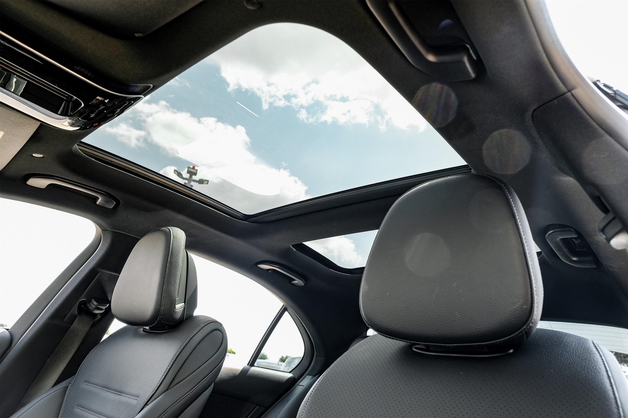 Mercedes-Benz C 300 Vehicle Main Gallery Image 05