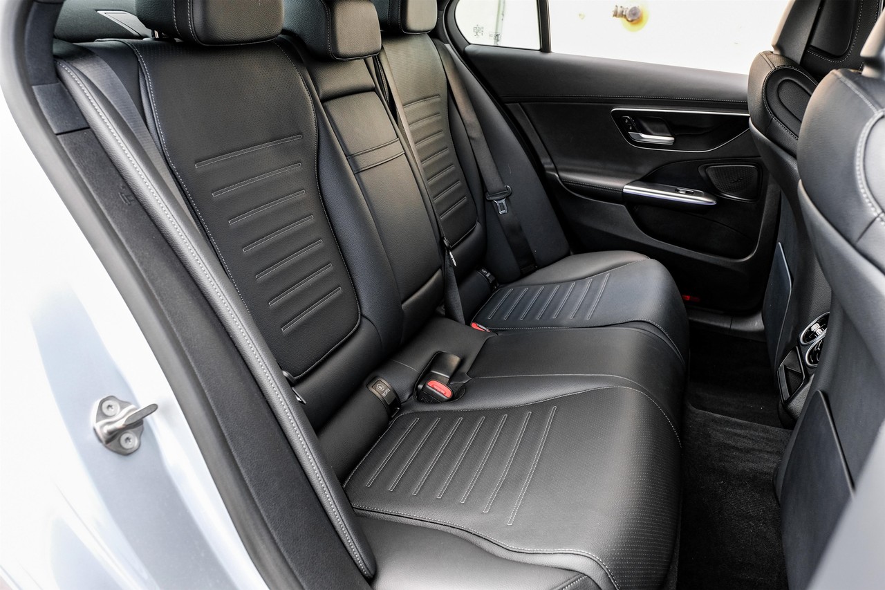 Mercedes-Benz C 300 Vehicle Main Gallery Image 31