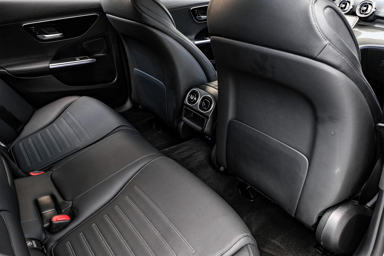 Mercedes-Benz C 300 Vehicle Main Gallery Image 32