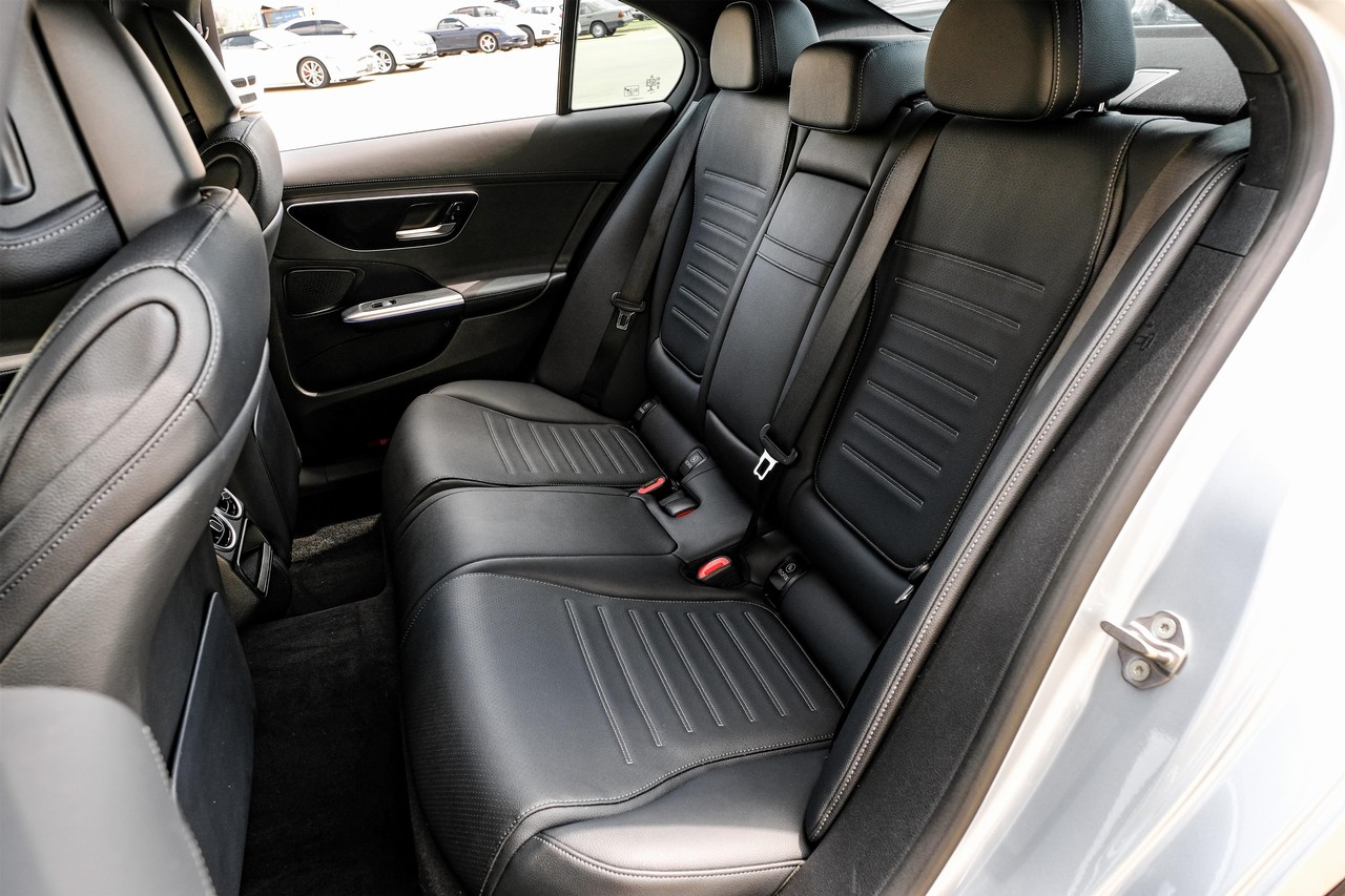 Mercedes-Benz C 300 Vehicle Main Gallery Image 34