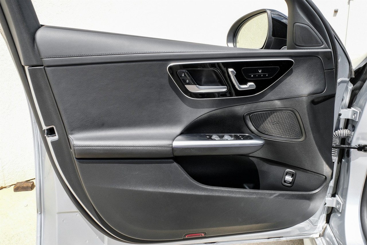 Mercedes-Benz C 300 Vehicle Main Gallery Image 37