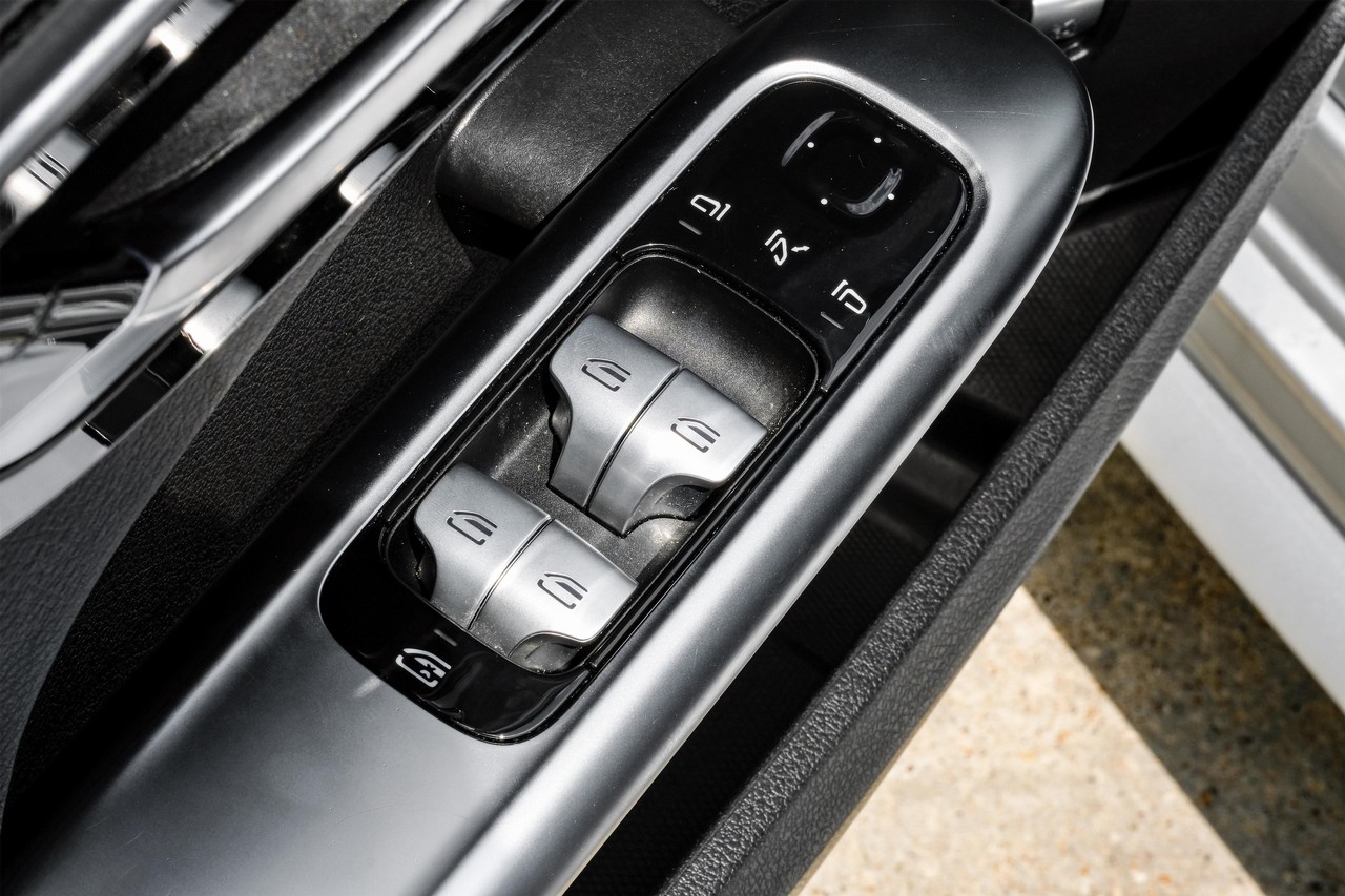 Mercedes-Benz C 300 Vehicle Main Gallery Image 38