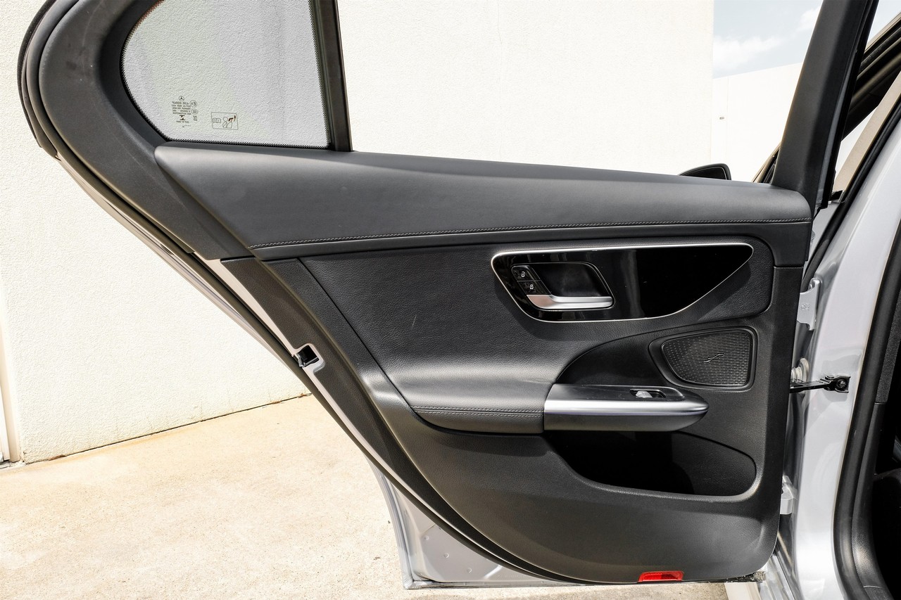 Mercedes-Benz C 300 Vehicle Main Gallery Image 40