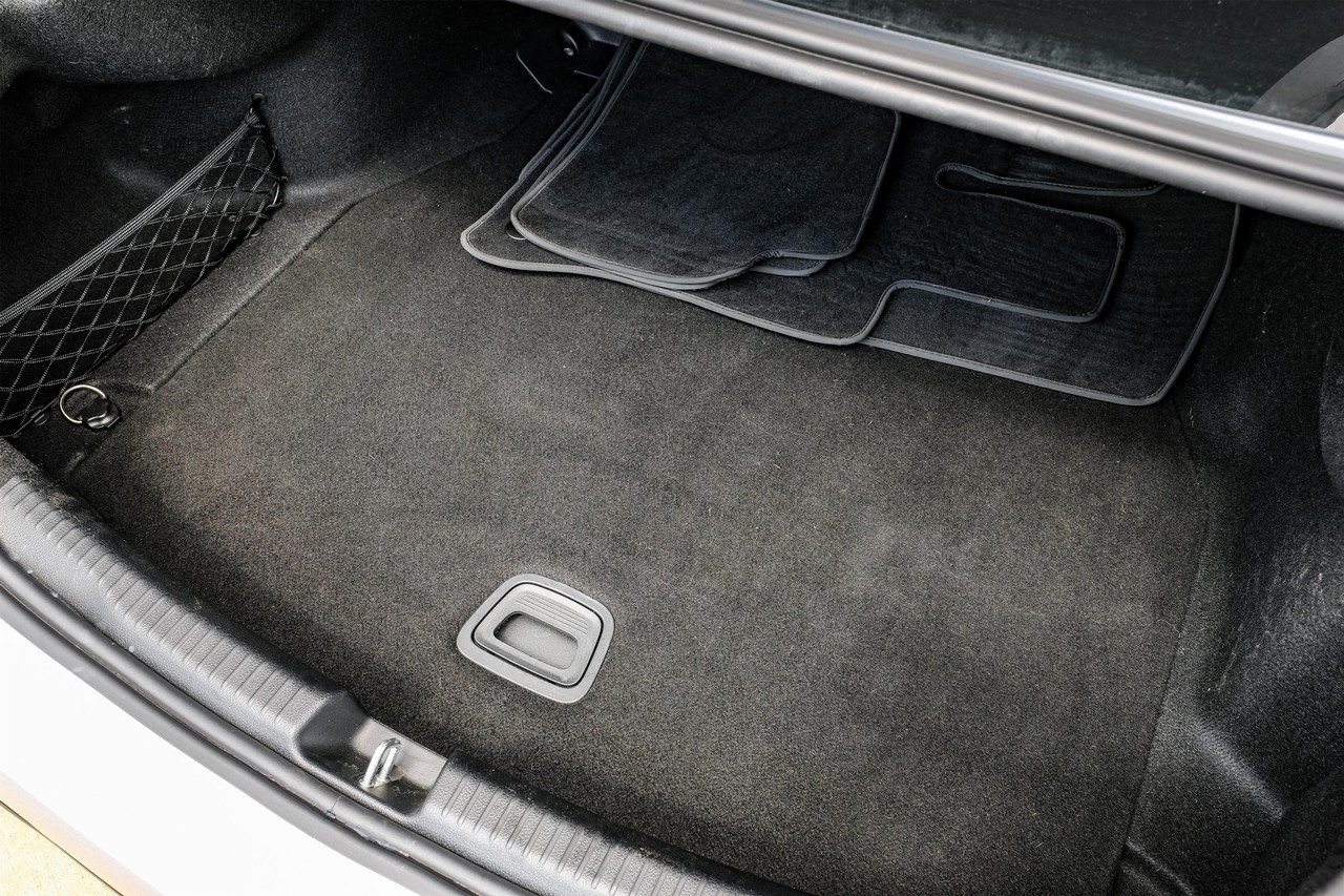 Mercedes-Benz C 300 Vehicle Main Gallery Image 44