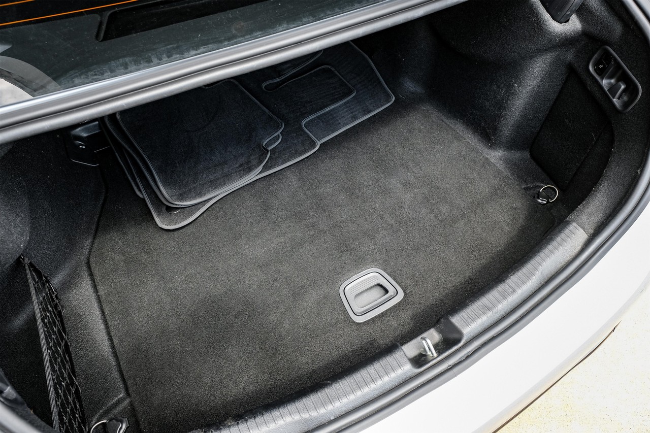 Mercedes-Benz C 300 Vehicle Main Gallery Image 45