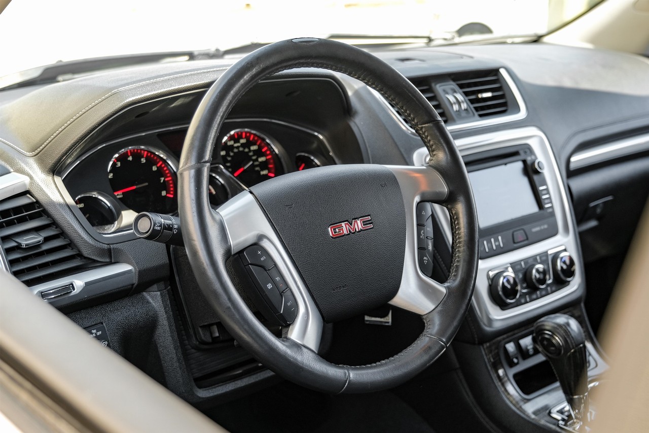 GMC Acadia Vehicle Main Gallery Image 15