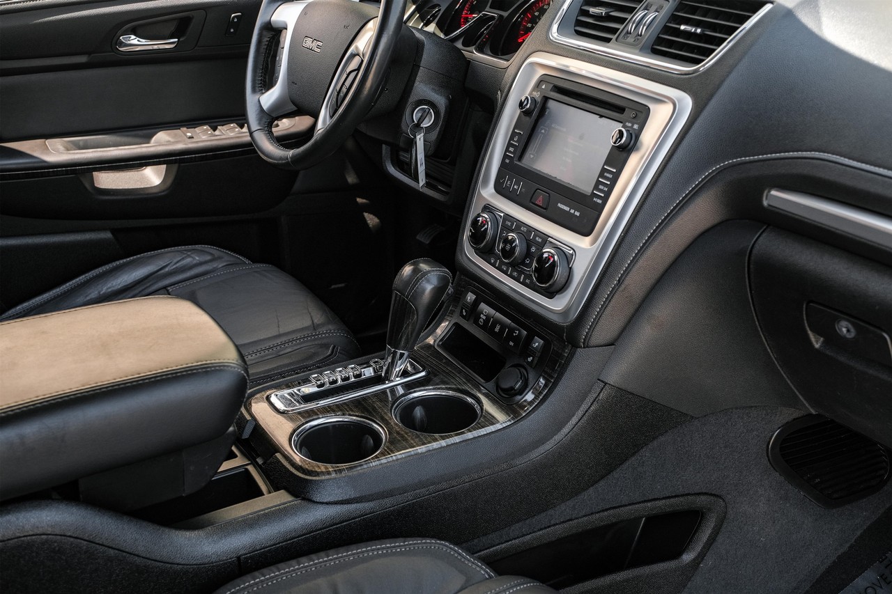GMC Acadia Vehicle Main Gallery Image 21