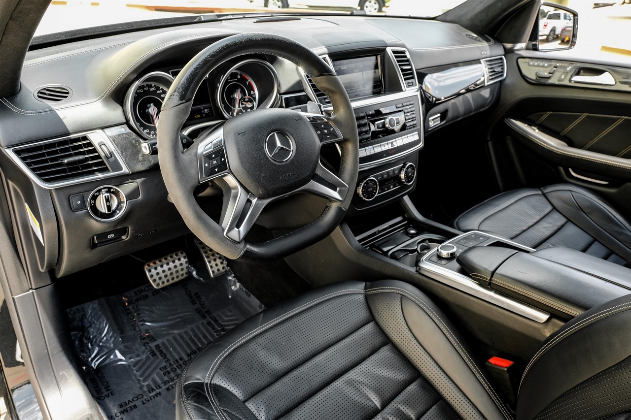 Mercedes-Benz ML 63 AMG Vehicle Main Gallery Image 03