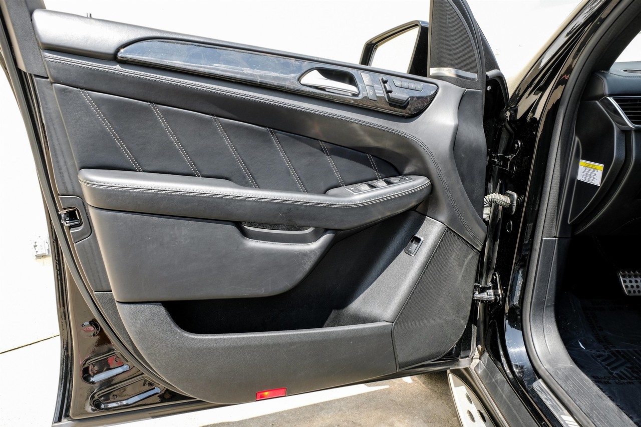 Mercedes-Benz ML 63 AMG Vehicle Main Gallery Image 38