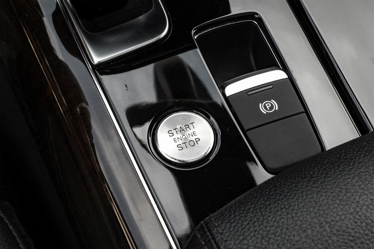 Audi A8 L Vehicle Main Gallery Image 22