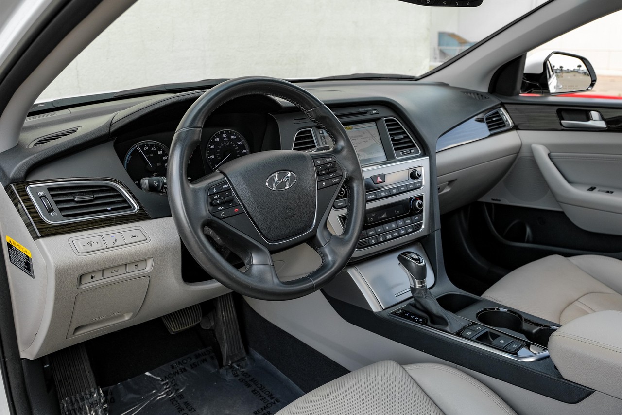 Hyundai Sonata Hybrid Vehicle Main Gallery Image 03