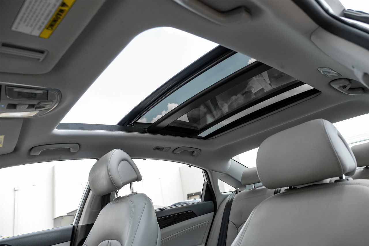 Hyundai Sonata Hybrid Vehicle Main Gallery Image 05