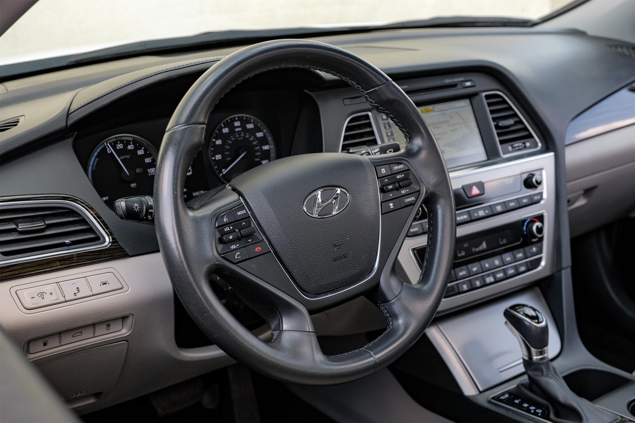Hyundai Sonata Hybrid Vehicle Main Gallery Image 15
