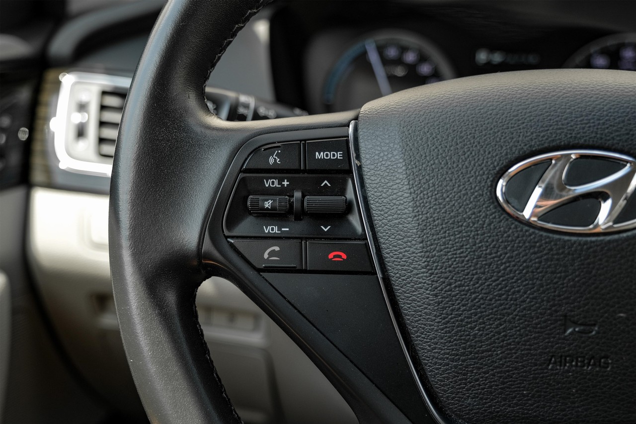 Hyundai Sonata Hybrid Vehicle Main Gallery Image 16