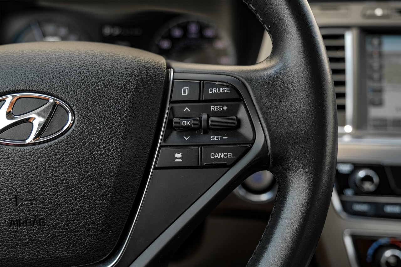 Hyundai Sonata Hybrid Vehicle Main Gallery Image 17