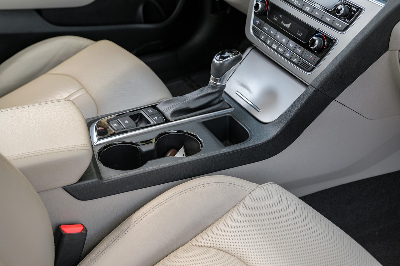 Hyundai Sonata Hybrid Vehicle Main Gallery Image 23