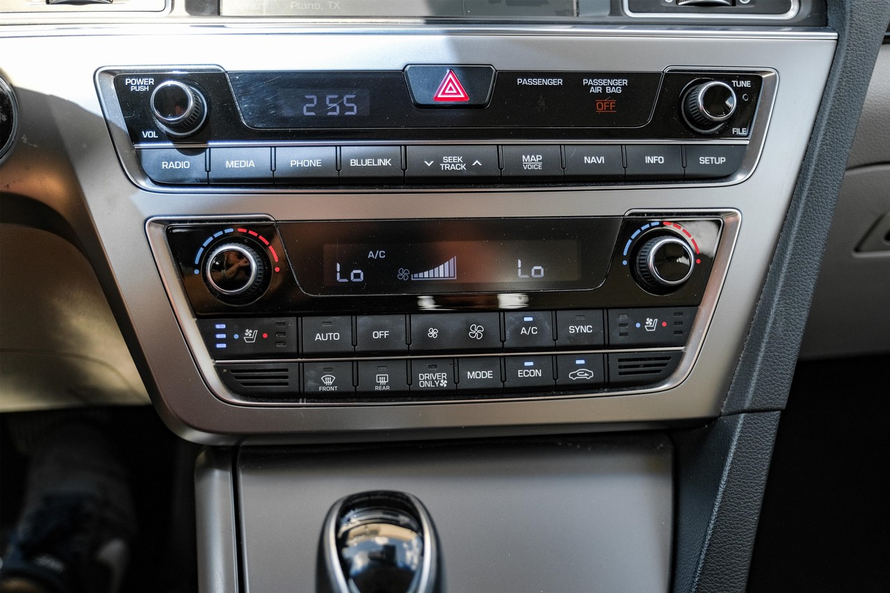 Hyundai Sonata Hybrid Vehicle Main Gallery Image 26