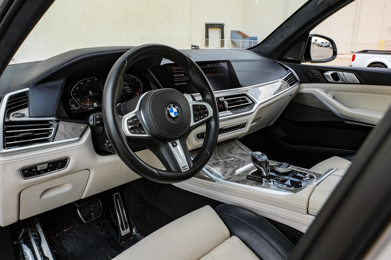 BMW X7 Vehicle Main Gallery Image 03
