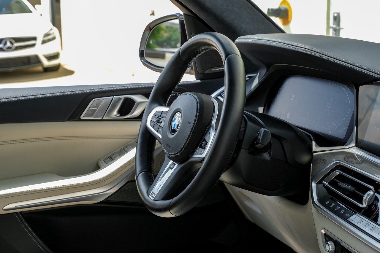 BMW X7 Vehicle Main Gallery Image 13