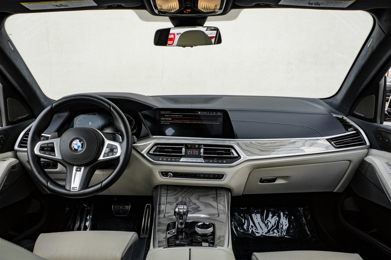 BMW X7 Vehicle Main Gallery Image 14
