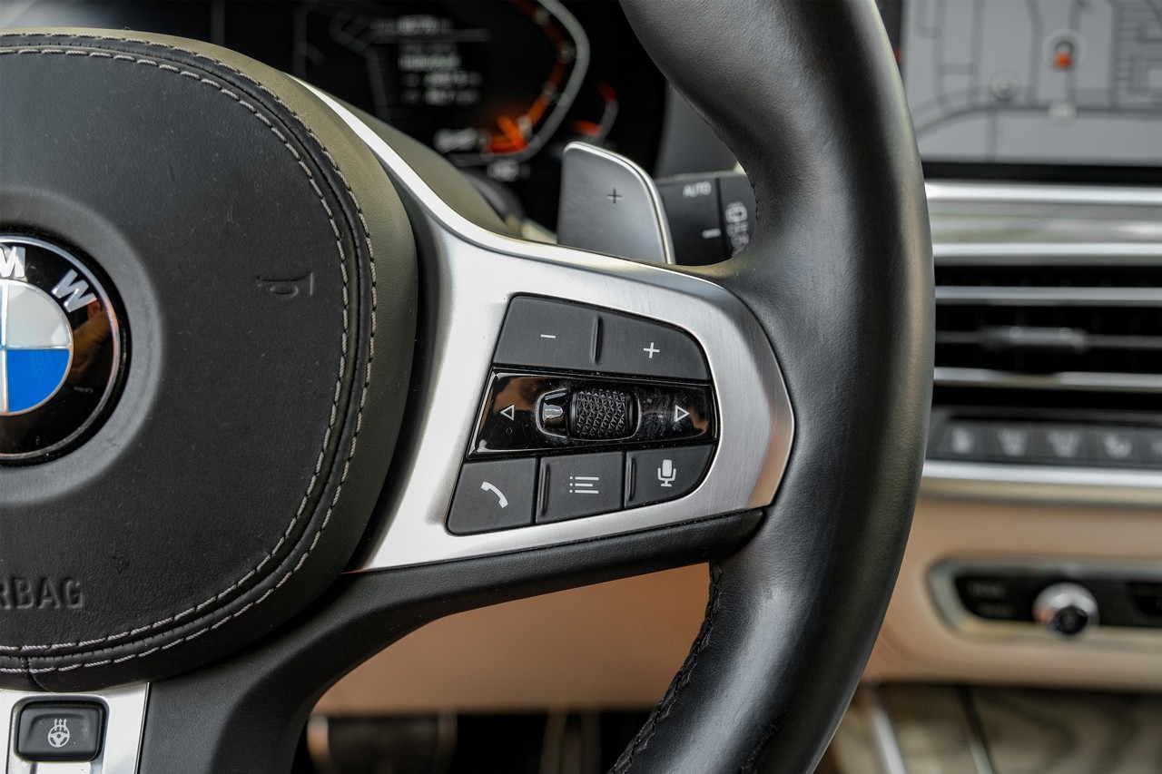 BMW X7 Vehicle Main Gallery Image 16