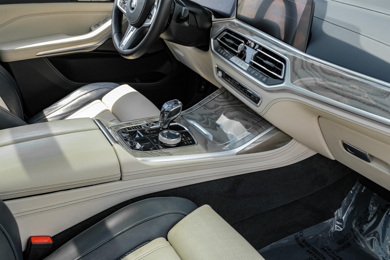 BMW X7 Vehicle Main Gallery Image 22