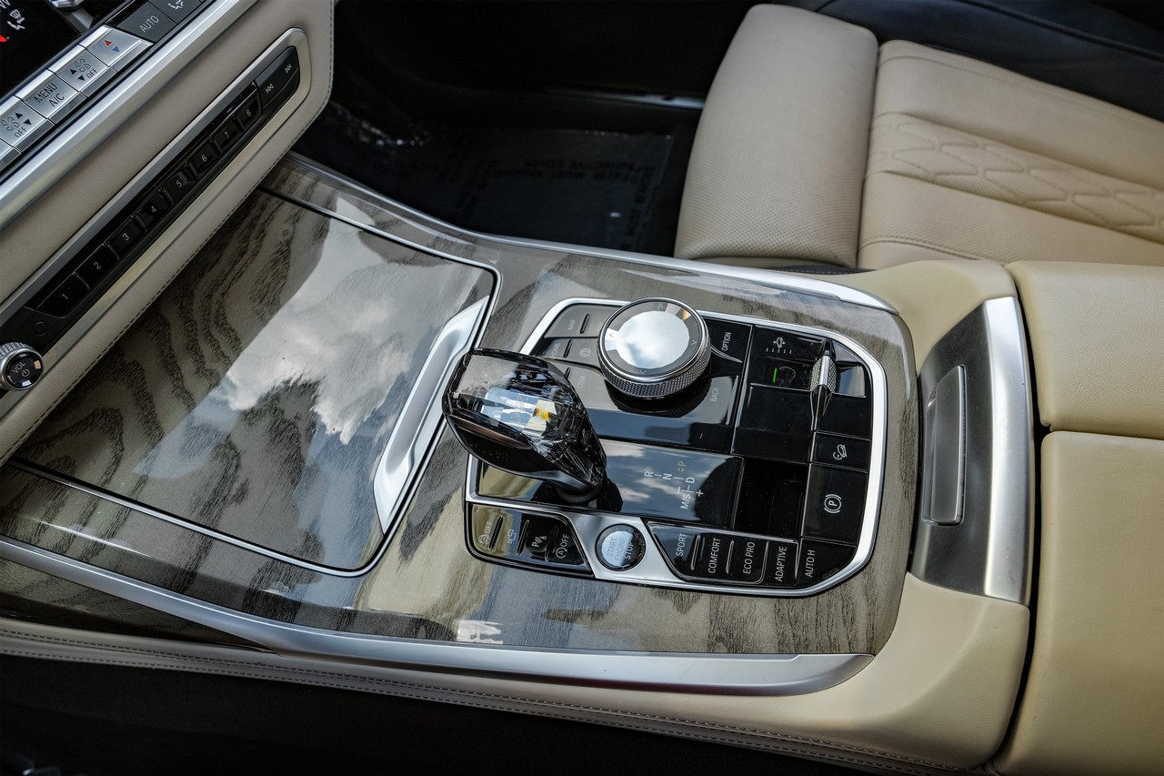 BMW X7 Vehicle Main Gallery Image 24
