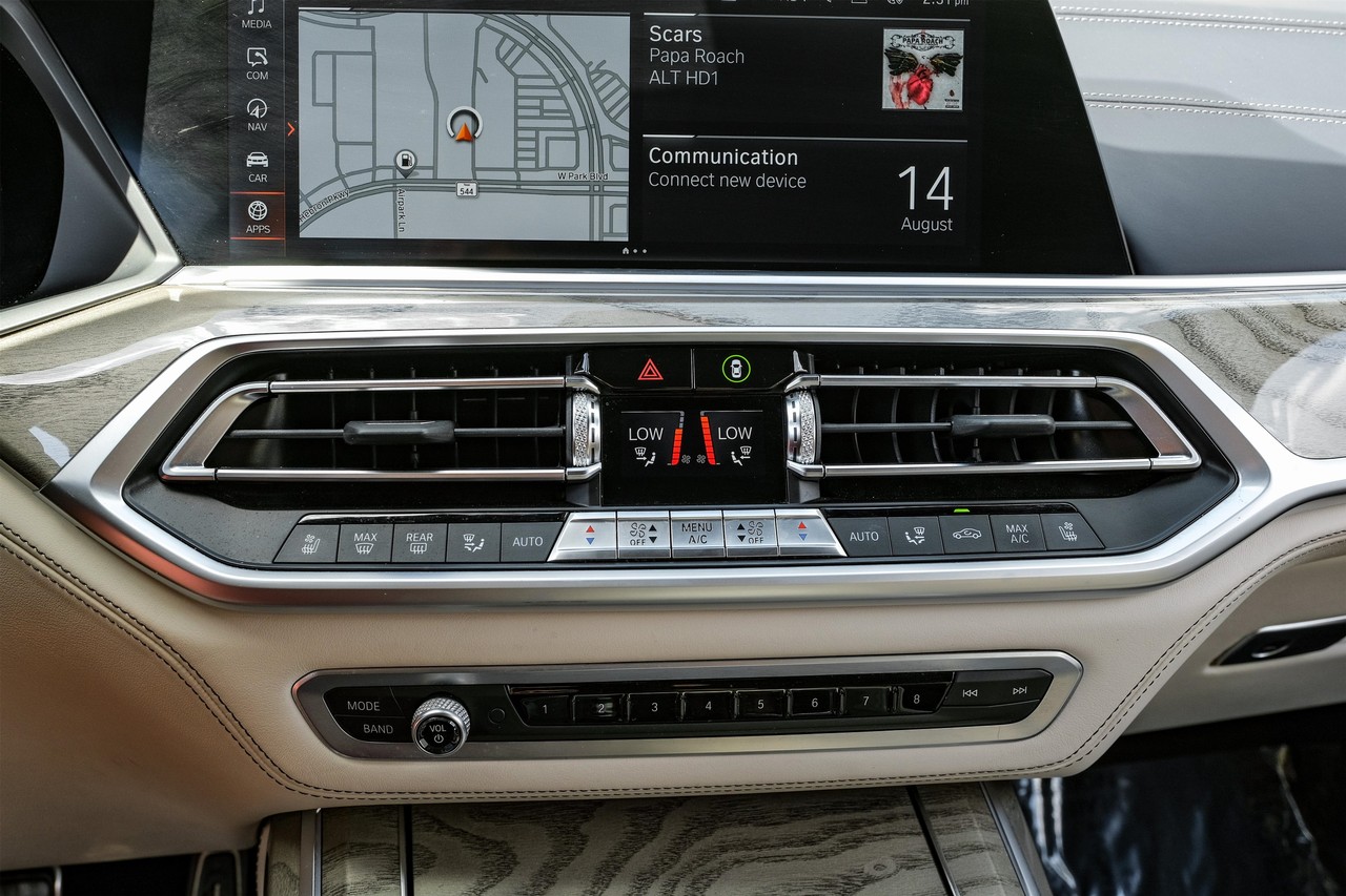 BMW X7 Vehicle Main Gallery Image 25